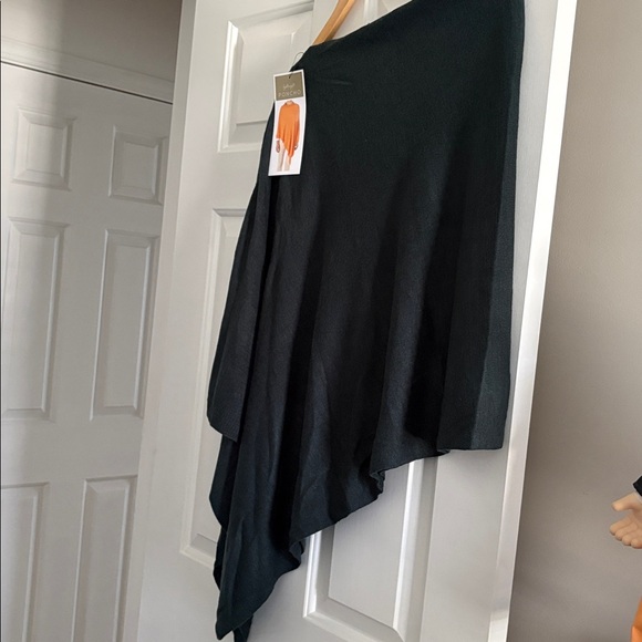 Brand new with tags Women’s Coco + Carmen Green Poncho for sale! - Picture 3 of 3
